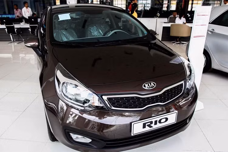Mẫu xe Kia Rio Sedan dù thiết kế không thật sự quá bắt mắt nhưng cũng đã nhận được sự quan tâm của người tiêu dùng và duy trì doanh số xe bán ra hàng tháng khá cao. Tuy nhiên vào những tháng cuối năm 2017 doanh số của xe bất ngờ sụt giảm không phanh.