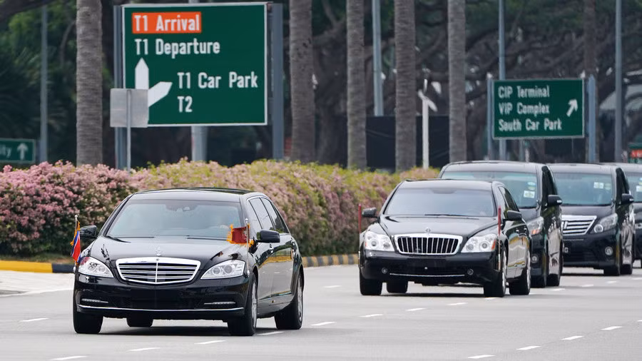 Mẫu sedan hạng sang Maybach 62S nối đuôi S600 Pullman Guard. Chiếc xe này thường di chuyển ở trung tâm đoàn xe, ngay sau xe nguyên thủ. Maybach 62S lần đầu ra mắt vào năm 2006, sở hữu động cơ tương tự Maybach 57S, đó là khối động cơ V12 tăng áp kép công suất 603 mã lực do Mercedes-AMG sản xuất. Ảnh: RT.