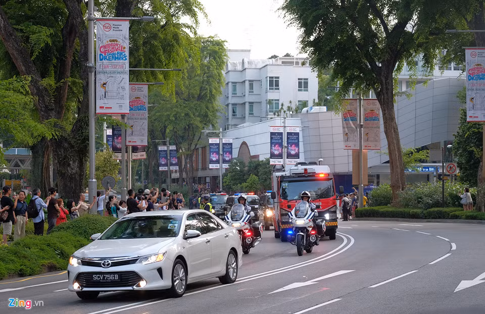 Đoàn xe của ông Kim Jong Un xuất hiện khá nhiều mẫu xe bình dân, chẳng hạn Nissan NV350 Urvan hay mẫu Toyota Camry thế hệ thứ 7 di chuyển gần cuối đoàn. Chiếc sedan bình dân này là mẫu xe phổ biến trên thế giới, nhưng sự xuất hiện trong một đoàn hộ tống nguyên thủ lần này khiến nó nhận nhiều sự chú ý và tò mò. Ảnh: Duy Tín.