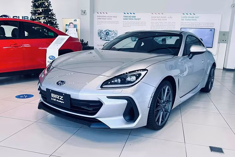 Cụ thể, hiện các đại lý chính hãng đang chào bán Subaru BRZ giảm giá thêm 285 triệu đồng (từ 1,899 tỷ đồng xuống 1,614 tỷ đồng). Lần đầu tiên được giới thiệu tại thị trường Việt Nam vào tháng 3/2022, Subaru BRZ thế hệ mới được nhập khẩu nguyên chiếc từ Nhật Bản.