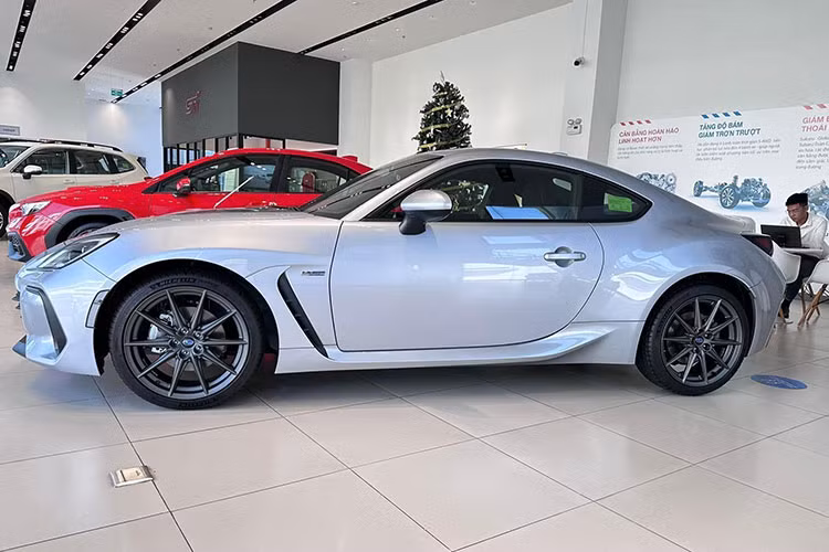 Sau thời gian 18 tháng có mặt tại thị trường, Subaru BRZ tại Việt Nam vẫn chưa thể tạo nên điểm sáng và thu hút đông đảo sự chú ý từ phía khách hàng. Ngay cả khi cuộc chơi xe thể thao dưới 2 tỷ đồng ở phân khúc xe chính hãng không có nhiều sự lựa chọn cho các khách hàng Việt, Subaru BRZ vẫn chưa tìm được chỗ đứng.