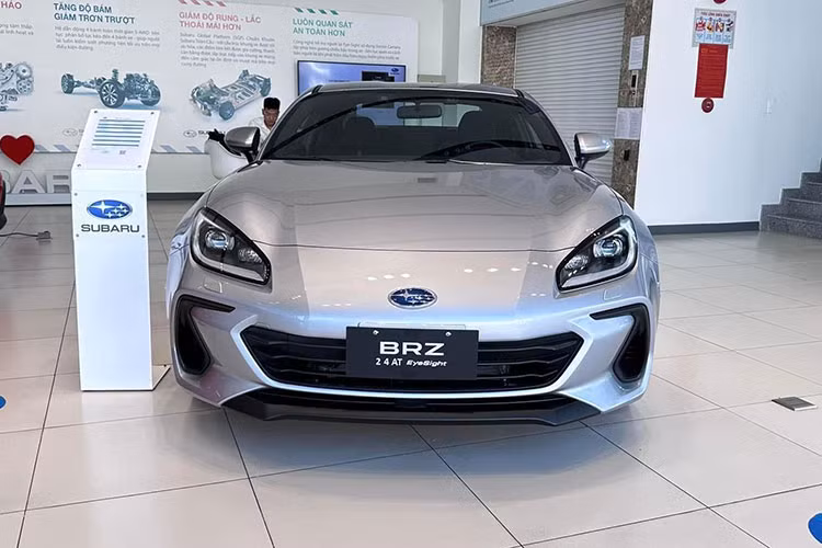 Với mức giá xe Subaru BRZ 2022 chỉ còn 1,67 tỷ đồng, khách hàng sẽ sở hữu phiên bản thế hệ thứ hai của mẫu xe thể thao "huyền thoại" BRZ với những cải tiến đáng kể trong thiết kế. 