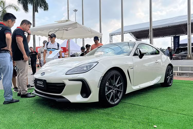 Subaru BRZ thế hệ mới cũng được trang bị gói công nghệ EyeSight, bao gồm nhiều tính năng an toàn như cảnh báo về phương tiện phía trước, cảnh báo đổi làn đường, cảnh báo chuyển làn, kiểm soát bướm ga phòng tránh va chạm PTM, kiểm soát hành trình thích ứng ACC và hệ thống phanh tự động tránh va chạm PCB.