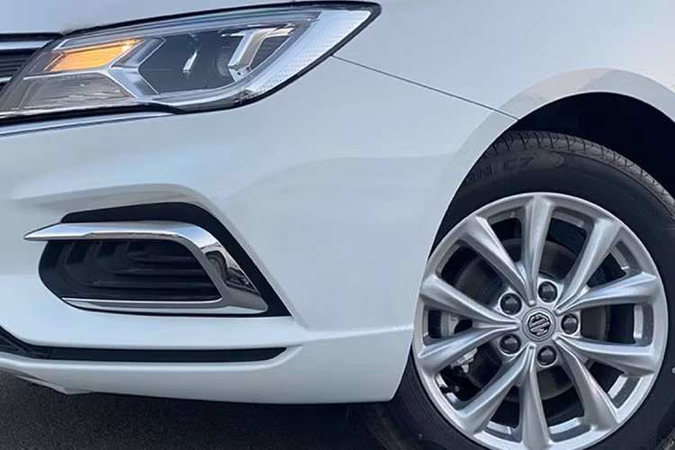MG5 tại Việt Nam hiện đang bán ra với 2 tùy chọn phiên bản, gồm LUX và STD cùng giá niêm yết tương ứng lần lượt là 588 triệu đồng và 523 triệu đồng. Xe sử dụng động cơ 1.5L, sản sinh công suất 112 mã lực và mô-men xoắn 150Nm. Kết nối với đó là hộp số vô cấp CVT giả lập 8 cấp và 3 chế độ lái, gồm: Urban, Normal, Dynamic.