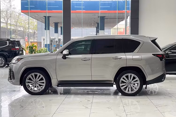 Mới đây, một chiếc Lexus LX600 2023 bản 4 chỗ siêu lướt bất ngờ xuất hiện trên sàn xe cũ với số ODO lăn bánh theo người bán công bố chỉ 145km. Về ngoại hình, có thể quan sát thấy chiếc SUV hạng sang thương hiệu Nhật Bản này gần như mới với thân xe màu titan bóng bẩy cùng nội thất màu da bò sáng bóng.