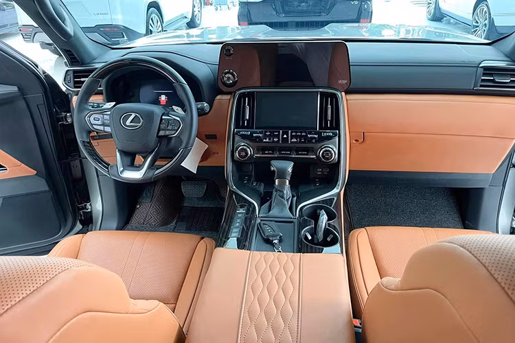 Lexus LX600 2023 bản 4 chỗ khác biệt với bản cũ rất nhiều, đặc biệt là khu vực bảng taplo. Màn hình giải trí tích hợp cảm ứng, hệ thống định vị, bản đồ được đặt cao. Hãng bố trí thêm một màn hình nhỏ bên dưới, đồng thời loại bỏ đồng hồ cơ. Màn hình nhỏ này sẽ hiển thị các chế độ lái, nhiệt độ điều hoà, hướng gió, nâng, hạ gầm xe. 