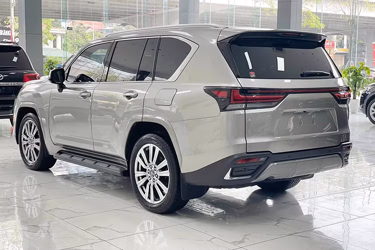 Về thiết kế, phần đầu Lexus X600 Ultra Luxury 4 chỗ nổi bật lưới tản nhiệt mới, hãng xe Nhật vẫn ứng dụng thiết kế kiểu con suốt nhưng các thanh nan kim loại được làm dày, to bản hơn hẳn bản cũ. Điều này tạo hiệu ứng hình ảnh về mặt thị giác rất mạnh.