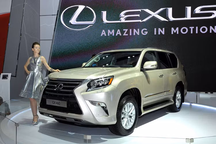 "Giữa đám tắc đường, mọi người thường nhìn người lái xe Mercedes với ánh mắt ghen tị dành cho một người thuộc tầng lớp thượng lưu. Chúng tôi chưa hoàn toàn có được điều đó so với bộ ba Đức". Ông Tokuo Fukuichi - Tổng giám đốc thương hiệu Lexus cho biết. 