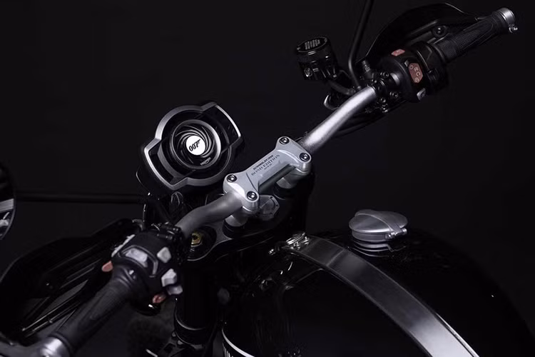 Là phiên bản giới hạn nên mẫu xe môtô Triumph Scrambler 1200 Bond Edition cũng có một số trang bị đặc biệt như gù nâng tay lái bằng nhôm, bình xăng có logo Triumph kích thước lớn và ốp kê đầu gối trên bình xăng.
