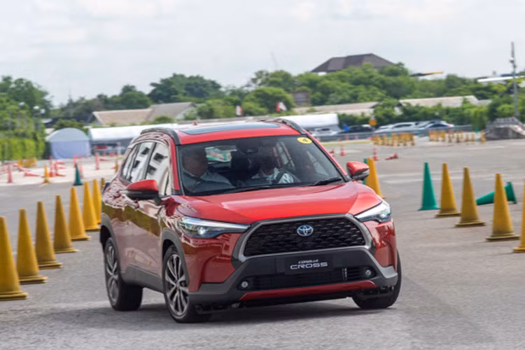 Toyota Corolla Cross 2023 sap nang cap tai Viet Nam, tang gia nhe