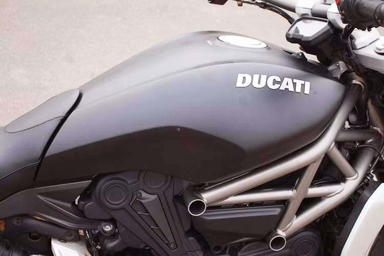 XDiavel sở hữu bình xăng lớn có thiết kế phá cách so với dòng cruiser truyền thống, nó được thiết kế thuôn dài đổ về phía sau. Các chi tiết trên xe bao gồm; khung truyền thống dạng lưới mắt cáo, giá và gắp sau hợp kim nhôm mờ đánh xước, lốc máy phủ đen và gương chiếu hậu bằng nhôm nguyên khối...