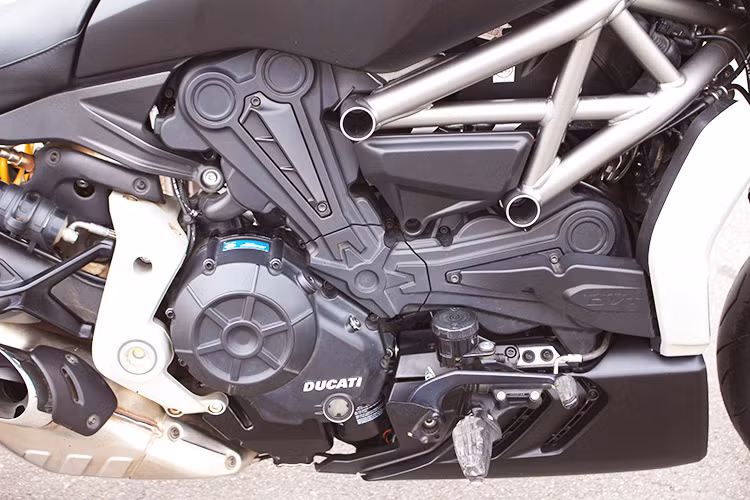  Xe được trang bị dòng động cơ Testastretta DVT 1262 hoàn toàn mới. Dung tích động cơ được tăng lên thành 1.262cc, kết hợp với hệ thống van biến thiên DVT giúp xe giàu mô-men xoắn ở dải tua rộng đúng chất của một mẫu cruiser: cơ bắp và mạnh mẽ. So với dòng Diavel tiền nhiệm, mô-men xoắn tối đa được đưa về dải tua thấp hơn - 5.000 vòng/phút.