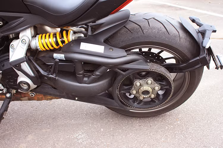 Không giống như những mẫu Diavel thường trước đây hãng xe Ducati đã từng sản xuất, XDiavel mới sở hữu truyền động bằng dây đai thay vì dây xích khiến chiếc xe hoạt động êm ái hơn ở tốc độ thấp. Gắp sau dạng một gắp bằng hợp kim nhôm, ác chân điều chỉnh 4 vị trí.