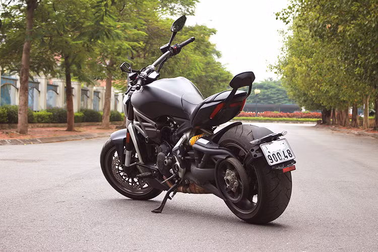 Phiên bản tiêu chuẩn XDiavel có màu sơn đen mờ, thay vì đen bóng như phiên bản S. Các chi tiết trên xe bao gồm; khung truyền thống dạng lưới mắt cáo, giá và gắp sau hợp kim nhôm mờ đánh xước, lốc máy phủ đen và gương chiếu hậu bằng nhôm nguyên khối...