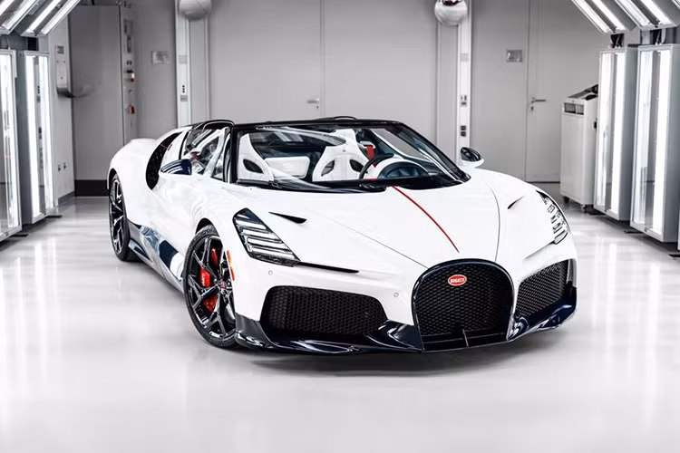 Mới đây, hai chiếc Bugatti W16 Mistral bản thương mại đầu tiên đã chính thức rời dây chuyền sản xuất tại "Alsatian Atelier" và chuẩn bị được vận chuyển đến cho một đại gia tại Mỹ.