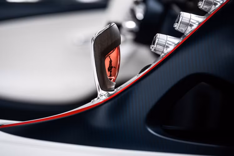 Đặc biệt, chủ nhân chiếc Bugatti W16 Mistral màu trắng đã lựa chọn trang trí bằng quốc kỳ Pháp và Mỹ nhằm tri ân nguồn gốc và lịch sử của thương hiệu Bugatti.