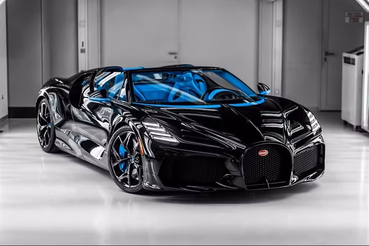 Trong khi đó, chiếc siêu xe Bugatti W16 Mistral còn lại sử dụng chất liệu da màu xanh Bugatti Light Blue Sport, đi cùng đường chỉ đen Begula Black.