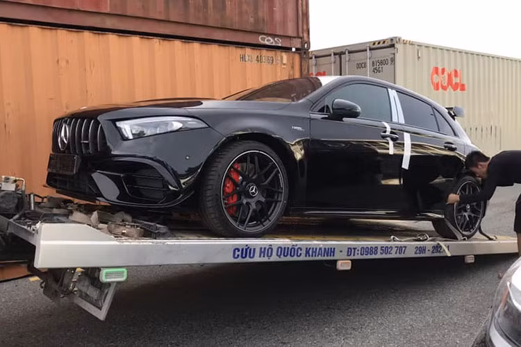 Sự có mặt của chiếc sedan cỡ nhỏ Mercedes-AMG A45 S 2020 đầu tiên tại Việt Nam đã khiến cho không chỉ các khách hàng yêu dòng xe Mercedes-AMG A-Class thích thú mà đến ngay những khách hàng thích tốc độ, sở hữu siêu xe tại Việt Nam cũng chú ý mẫu xe được mệnh danh có động cơ 2.0L, 4 xi-lanh uy lực bậc nhất thế giới.