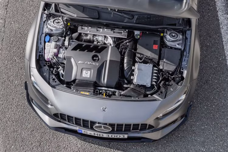 Nằm bên dưới nắp capô của Mercedes-AMG A45 S 2020 là động cơ 2.0L, 4 xi lanh, tăng áp, sản sinh công suất tối đa 421 mã lực, tăng 40 mã lực so với đời trước và mô-men xoắn cực đại 500 Nm. Khối động cơ này khi kết hợp với hộp số ly hợp kép 8 cấp AMG Speedshift và hệ dẫn động 4 bánh 4MATIC sẽ giúp xe có thời gian tăng tốc từ vị trí xuất phát lên 100 km/h chỉ 3,9 giây trước khi đạt vận tốc tối đa 270 km/h. 