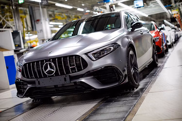 Theo nhiều chuyên gia đánh giá, tính năng AMG Dynamic Select đầy thú vị sẽ mang đến cho chủ nhân của chiếc xe Mercedes-Benz A45 S AMG 4Matic 2020 đầu tiên về Việt Nam đến 6 chế độ lái gồm Slippery, Comfort, Sport, Sport +, Race và cuối cùng là tuỳ ý người lái-Individual... Ngoài ra, hệ thống an toàn của xe cũng được nâng cấp mới nhất từ thương hiệu xe sang Mercedes-Benz.