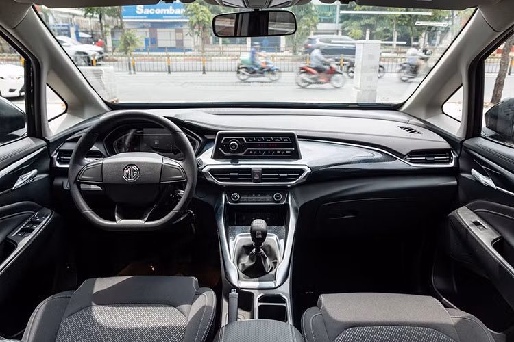 Về nội thất, khoang hành lý của xe khá rộng rãi ngay cả khi mở cả ba hàng ghế, nhưng cửa khoang hành lý chỉ hỗ trợ đóng/mở cơ, khá nặng khi thao tác. Xe có ba tùy chọn màu sắc gồm Trắng, Bạc và Đen. 