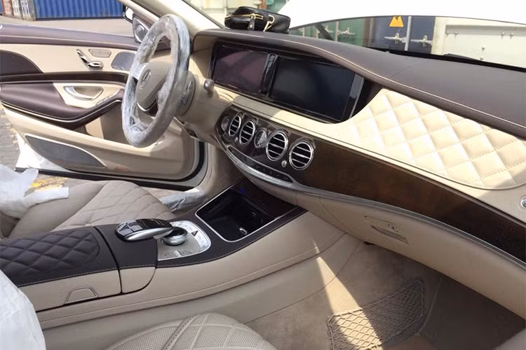 Bên ngoài vào khoang lái, có thể thấy nội thất của siêu xe sang Maybach S600 xa xỉ bậc nhất nhà Mercedes-Benz với chất liệu da Nappa cùng gỗ Desino trong xe. Vô lăng xe khá lớn được bọc gỗ cao cấp với những phím điều khiển cơ bản tích hợp ngay trên vị trí lái cùng ảng điều khiển trung tâm được tô điểm với đồng hồ cơ học phong cách cổ điển.