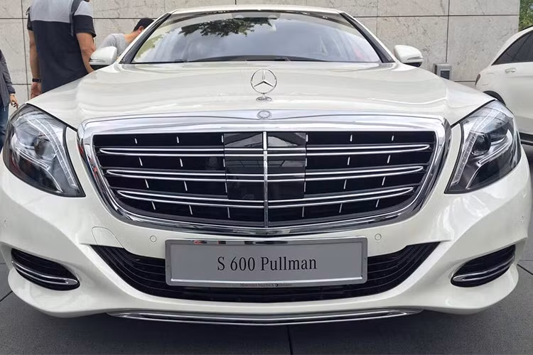 So với Mercedes-Maybach S600 tiêu chuẩn, chiếc S600 Pullman dài hơn gần 1 mét. Ngoài ra, so với Maybach 62 cũ, Mercedes-Maybach S600 Pullman cũng dài hơn 300 mm. Cụ thể, Mercedes-Maybach S600 Pullman có chiều dài tổng thể 6.500 mm và chiều dài cơ sở 4.400 mm