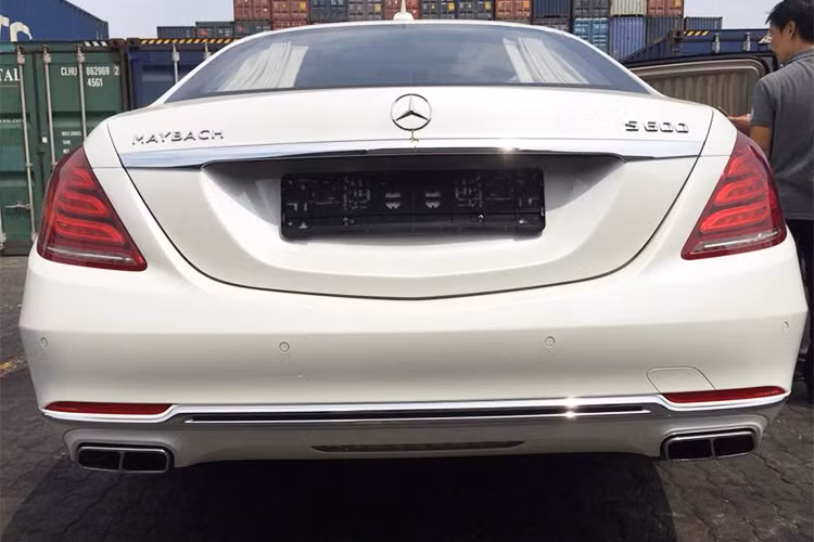 Phần nới rộng của Mercedes-Maybach S600 Pullman nằm xung quanh trụ B. Nếu nhìn từ bên sườn, mẫu siêu xe sang Mercedes-Maybach S600 Pullman này có thiết kế không thực sự đẹp mắt, mà nó gợi sự liên tưởng đến những chiếc Cadillac kéo dài của người Mỹ trong thập niên '80. 