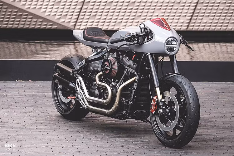 Mẫu môtô Harrley-Davidson Fat Bob 114, nguyên bản thuộc dòng Softail của hãng xe môtô cơ bắp Mỹ. Sau khi được lột xác hoàn toàn theo phong cách Cafe Racer, xe sở hữu ngoại hình cực kỳ ấn tượng.