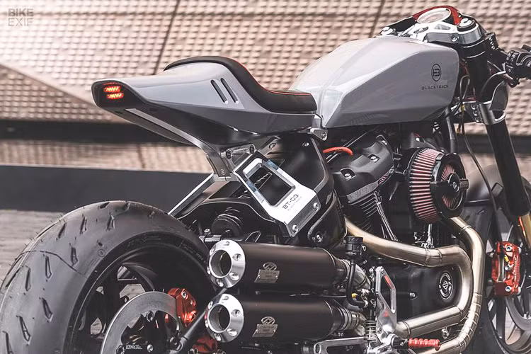 Chi tiết ấn tượng nhất cua xe chính là bộ Fairing đặc trưng của các mẫu xe đua cổ điển. Đi kèm theo đó là hệ thống đèn chiếu sáng dạng tròn kết hợp LED vòng, đèn chiếu sáng chia thành 2 phần độc đáo.