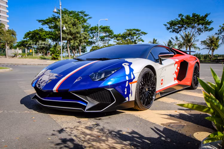 Aventador LP750 SV Coupe sử dụng động cơ V12 6.5l 750 mã lực và mô-men xoắn cực đại 690 Nm. Kết hợp với hệ dẫn động 4 bánh và hộp số 7 cấp ISR. So với Aventador thường, phiên bản SV mạnh hơn 50 PS, nhẹ hơn 50 kg. Thân xe cũng đạt hiệu quả khí động học lớn hơn 150% và lực ép thân xe xuống mặt đường hơn 170%.