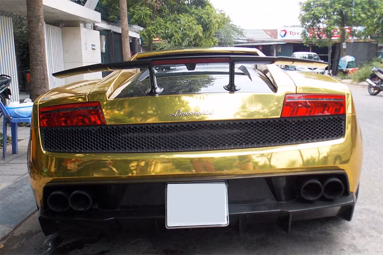 Gallardo LP570-4 Superleggera được hãng siêu xe Lamborghini giới thiệu vào tháng 3/2010, với nhiều thay đổi giúp trọng lượng xe nhẹ và động cơ mạnh mẽ hơn so với phiên bản LP560-4 trước đó. Nhiều chi tiết trên thân xe được làm từ sợi carbon, giúp trọng lượng xe còn 1.340 kg, nhẹ nhất trong dòng Gallardo.