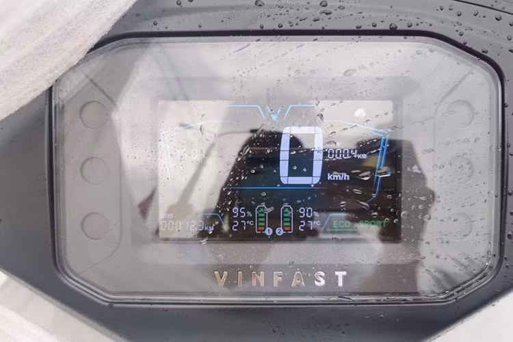 Cung cấp năng lượng cho VinFast Vento hoàn toàn mới là bộ ắc-quy Lithium-Ion (50,4V-24.8Ah), điện 48V. Loại này giống với đang sử dụng trên chiếc xe VinFast Theon cao cấp nhất hiện nay của hãng.