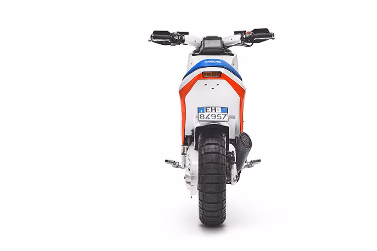 Hệ thống điện và điện tử của mẫu xe tay ga cao cấp Honda X-ADV vô cùng phức tạp nên việc thay đổi chúng gần như là không thể. Thậm chí việc thay đèn xi-nhan và đầu đèn pha mới cũng gặp khó khăn bởi hệ thống không thể nhận diện được những phụ tùng mới được lắp lên xe. 