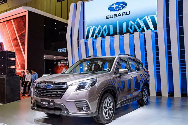 So với người tiền nhiệm, bản nâng cấp giữa vòng đời của Subaru Forester 2023 vừa chào sân thị trường Việt Nam không có quá nhiều thay đổi. Về ngoại thất, phần đầu xe là sự khác biệt lớn nhất với cụm đèn pha mới, lưới tản nhiệt lớn hơn và cản trước có chút điều chỉnh nhẹ.