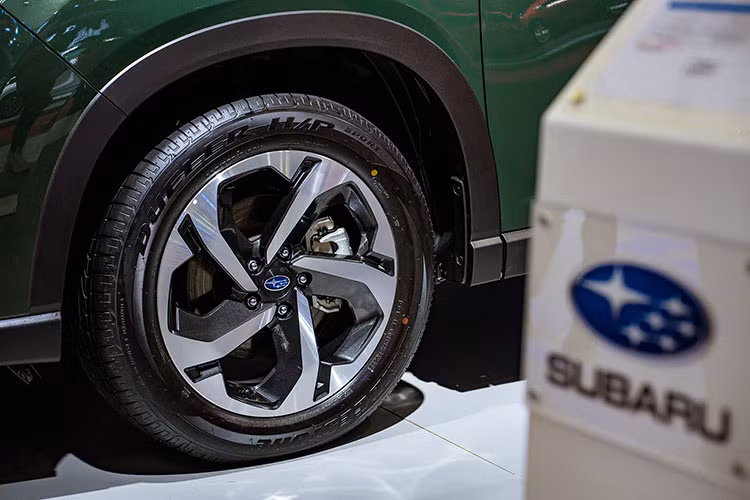 Subaru Forester giữ nguyên các tùy chọn hệ động lực, gồm bản động cơ đốt trong 4 xy lanh 182 mã lực, 239Nm đi kèm hộp số Lineartronic CVT và bản hybrid (e-Boxer) tích hợp thêm mô tơ điện vào hộp số để tăng hiệu suất nhiên liệu và cải thiện công suất.