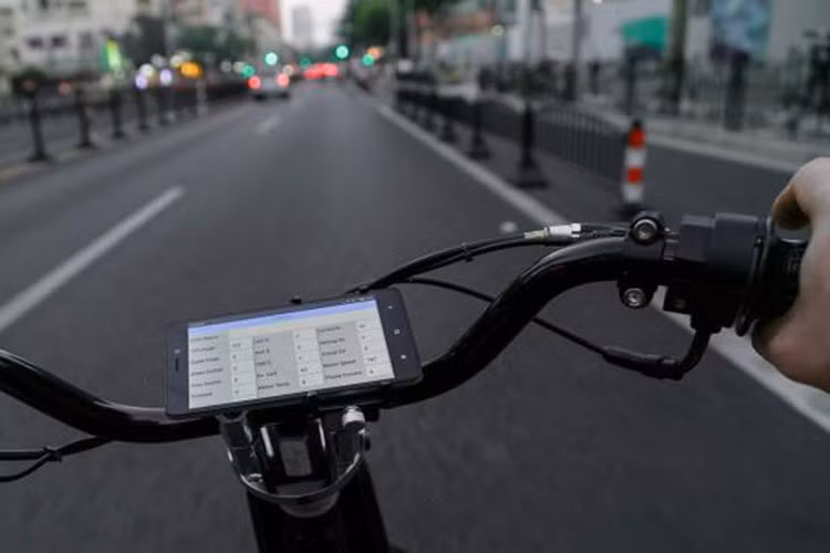 Cùm tay ga được chế theo kiểu 3 dây điều khiển, đi cùng đó là giá để smart phone. Nhưng điều gây ấn tượng mạnh mẽ chính là việc người thợ độ xe đã thành công trong việc che giấu tất cả đường dây điện loằng ngoằng bao gồm cả cục pin ắc quy xe bên trong nơi từng là bình xăng của chiếc xe Cub huyền thoại.