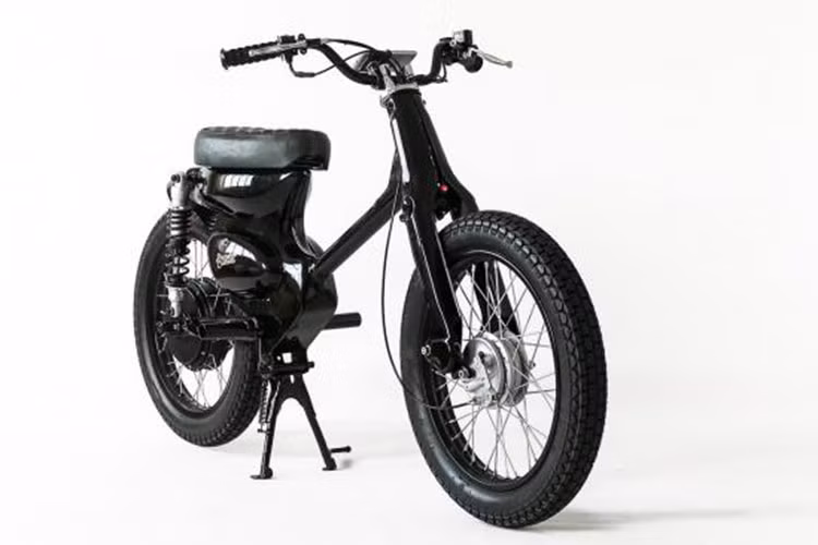 Dự án mới nhất xoay quanh mẫu Honda Cub thành xe điện này hiện đang được cộng đồng mạng và những người yêu đam mê xe máy yêu mến và ủng hộ. Theo Matthew Waddick một người thợ tại đây cho biết, Xe máy điện Honda Cub chính là con át chủ bài đẩy mạnh tính cạnh tranh kinh doanh của Shanghai Customs trong thời gian tới.