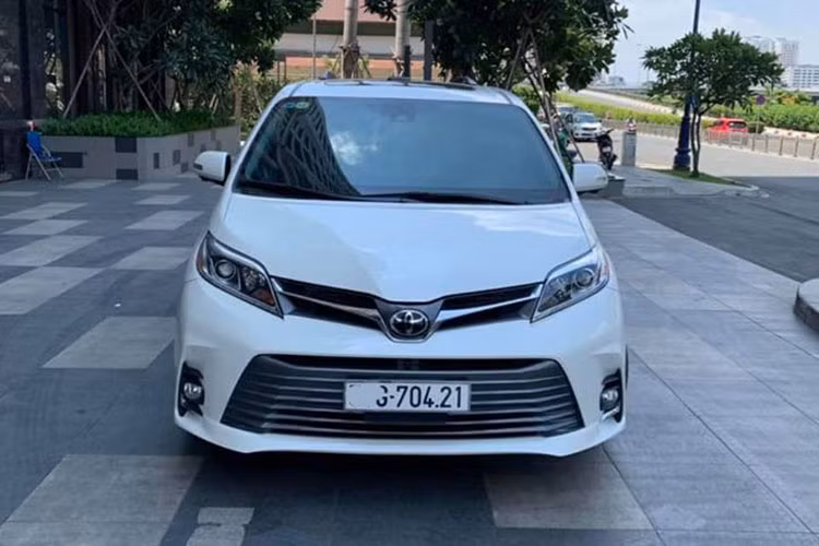Được sản xuất chủ yếu dành cho thị trường Mỹ từ năm 1997, Toyota Sienna đã được nhiều khách hàng ưa chuộng khi lựa chọn xe cho gia đình, đặc biệt khi có đông trẻ nhỏ do cực tiện dụng và nội thất rộng rãi. Thế hệ Sienna hiện tại có mặt từ năm 2010, chính vì vậy phiên bản Toyota Sienna 2018 đã được Toyota nâng cấp khá triệt để.