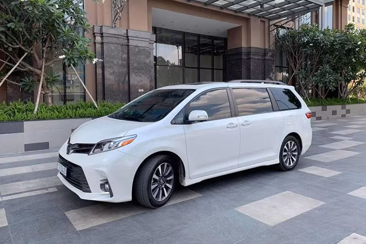 Với mức giá xe Toyota Sienna 2019 chạy lướt tại Việt Nam trong bài viết này đang được chào bán tới 4,3 tỷ đồng, nó cũng được nhiều người dùng đánh giá là không quá đắt bởi sau những chi phí về thuế, phí và biển...
