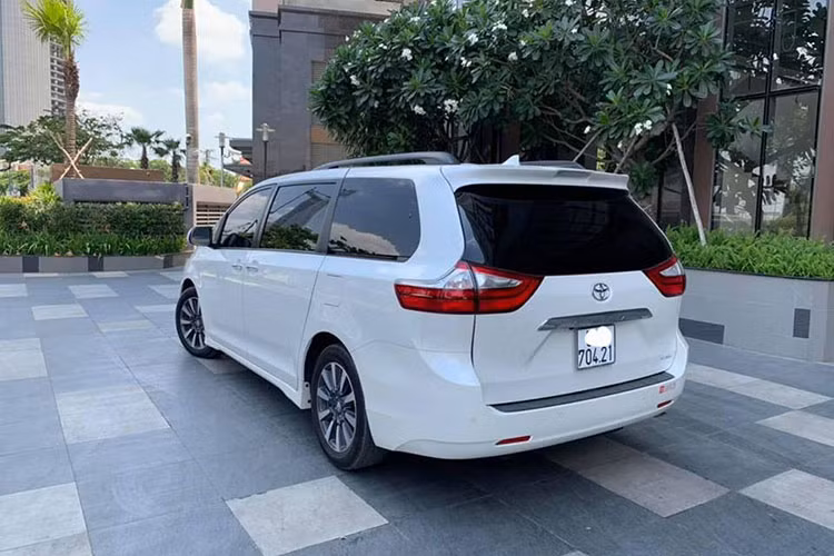 Sienna Limited sử dụng mâm 10 chấu kích thước 18 inch thiết kế mới. Gương chiếu hậu tích hợp dải đèn xi-nhan báo rẽ. Cửa kính được chia làm 3 khoang khác nhau tương đương cho 3 hàng ghế ngồi. Cụm đèn hậu phía sau sử dụng bóng LED và Halogen, chính giữa đuôi xe ốp tấm kim loại mạ chrome sáng, hệ thống ống xả đặt bên phải.
