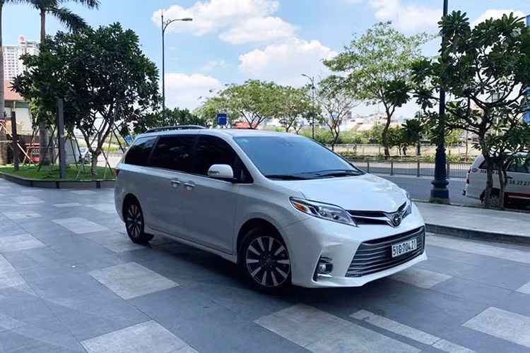 Tại thị trường Đông Nam Á, hãng xe Toyota chỉ phân phối dòng Alphard, do vậy những khách hàng muốn sở hữu Sienna không còn cách nào khác phải thông qua các đại lý tư nhân. Xe Toyota Sienna 2019 tại Mỹ có đến 7 phiên bản, trong đó Limited là bản cao cấp nhất với giá bán tiêu chuẩn 43.835 USD. Khi về đến Việt Nam, chiếc xe được “hét giá” lên đến hơn 4,3 tỷ đồng vì là hàng hiếm.