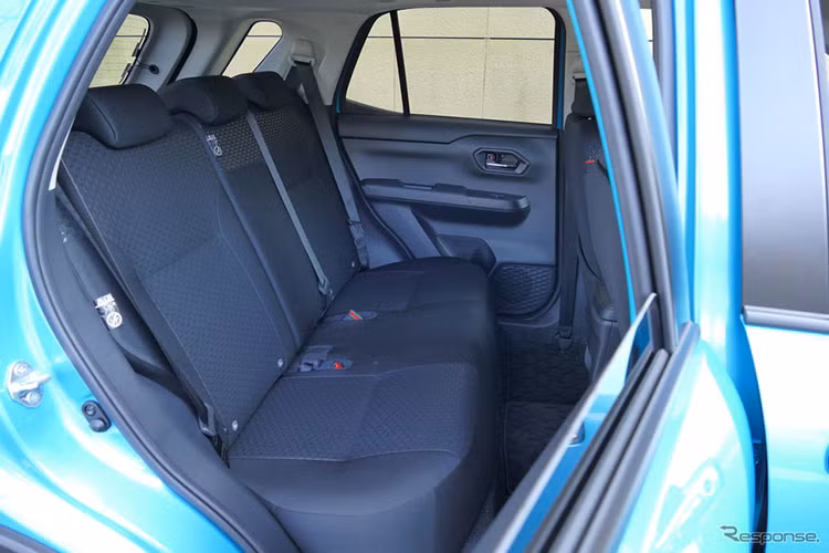 Điểm cộng lớn của Toyota Raize 2021 còn ở khoang hành lý khá rộng rãi với dung tích lên tới 369 lít. Nếu cần thêm không gian, chủ nhân có thể linh động gập hàng ghế sau để tăng không gian chứa đồ.