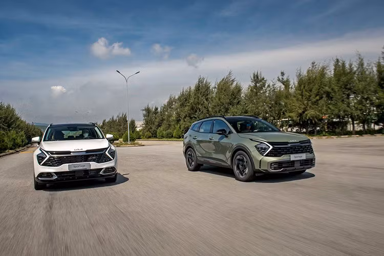 Kia Sportage được phân phối với 8 phiên bản ở thị trường Việt Nam và giá bán từ 779 - 999 triệu đồng. Tuy có giá bán không quá chênh lệch với các đối thủ cùng phân khúc nhưng mẫu xe này vẫn chưa thực sự hút khách. Bên cạnh thiết kế bị đánh giá là khá rối mắt, Kia Sportage còn bị định giá cao vào thời điểm ra mắt Việt Nam khiến khách hàng e ngại.
