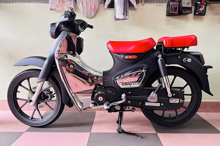 Được biết, chiếc Honda Super Cub C125 Mickey đặc biệt đầu tiên và cũng là duy nhất hiện nay được nhập về Việt Nam từ một tay chơi đam mê xe máy tại TP HCM, chiếc xe mang số 17/100. Xe được chủ nhân nhập khẩu thông qua đại lý tư nhân từ Thái Lan về và đã ra biển số.
