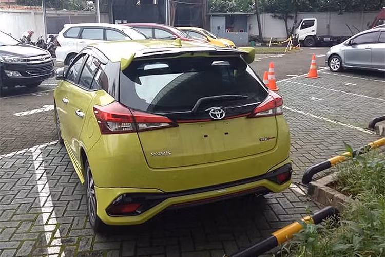 Phía sau đuôi xe ngoài cản sau và cánh gió lớn được trang bị, các chi tiết khác như đèn chiếu sáng phía sau mở rộng, gạt mưa kính sau, logo... không thay đổi nhiều so với phiên bản thường đang được bán ra.