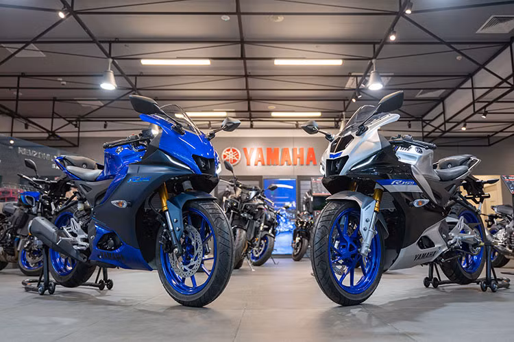 Bên cạnh các mẫu môtô mới, Revzone Yamaha Motor Hà Nội còn thực hiện dịch vụ lưu động (mobile service), kiểm tra xe tổng quát, bảo dưỡng nhanh. Khách hàng còn được tư vấn về quy trình bảo dưỡng, kỹ năng vệ sinh hay kiến thức về nâng cấp xe để đáp ứng tốt nhất nhu cầu. 