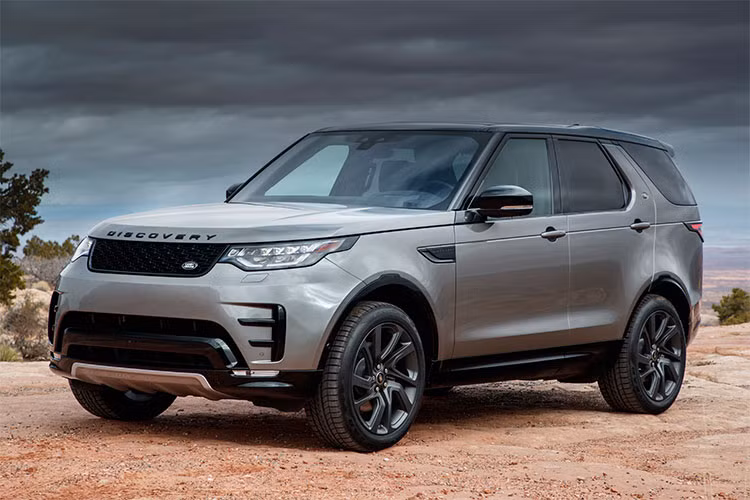 Là một thành tựu tiếp theo trong công nghệ động cơ của Land Rover, SDV6 với turbo tăng áp kép có hệ thống nạp khí cải tiến, cùng bộ làm mát kép và bộ 8 vòi phun được thiết kế để tối ưu hóa hiệu suất và hiệu năng vận hành. Tất cả các động cơ của Discovery đều được trang bị bộ lọc khí xả đảm bảo động cơ luôn sạch và hoạt động ổn định.