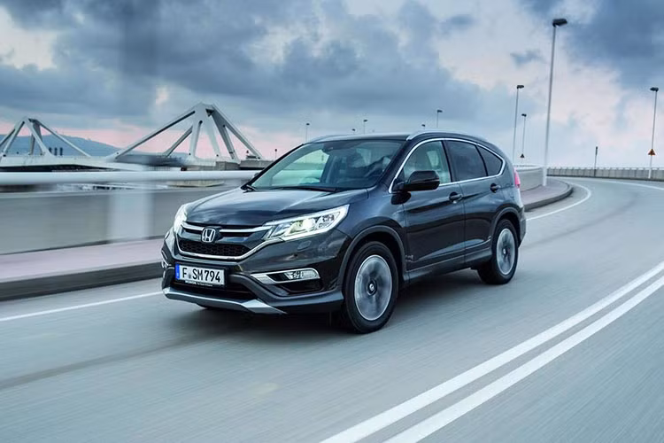 Theo đó, Honda CR-V 2018 sẽ sử dụng nền tảng mới, cùng với đó là sự xuất hiện lần đầu tiên của hàng ghế thứ 3. Do vậy, đối thủ trực tiếp mà Honda nhắm tới lần này sẽ là các mẫu SUV full 7 chỗ như Nissan X-Trail, Kia Sorento hay Hyundai Santa-Fe...