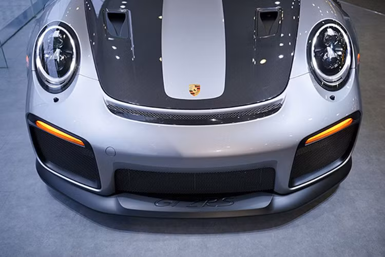 Thiết kế của hãng siêu xe Porsche luôn là điều không cần phải bàn luận quá nhiều. Mọi chi tiết đều gần như hoàn hảo. 911 GT2 RS vẫn mang thiết kế đặc trưng của Porsche, các chi tiết đều mượt mà và tròn trịa nhưng luôn ẩn chứa sức mạnh cơ bắp. 